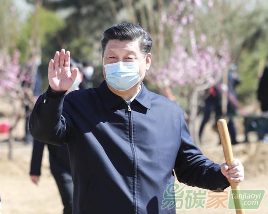 2020年4月3日，黨和國(guó)家領(lǐng)導(dǎo)人習(xí)近平、李克強(qiáng)、栗戰(zhàn)書(shū)、汪洋、王滬寧、趙樂(lè)際、韓正、王岐山等來(lái)到北京市大興區(qū)舊宮鎮(zhèn)參加首都義務(wù)植樹(shù)活動(dòng)。這是習(xí)近平拿起鐵鍬走向植樹(shù)地點(diǎn)，向正在植樹(shù)的干部群眾揮手致意。新華社記者龐興雷攝