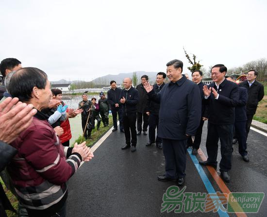 2020年3月30日，中共中央總書(shū)記、國(guó)家主席、中央軍委主席習(xí)近平在浙江省安吉縣天荒坪鎮(zhèn)余村考察，同村民們親切交談，了解該村多年來(lái)踐行“綠水青山就是金山銀山”理念、推動(dòng)綠色發(fā)展發(fā)生的巨大變化。新華社記者申宏攝